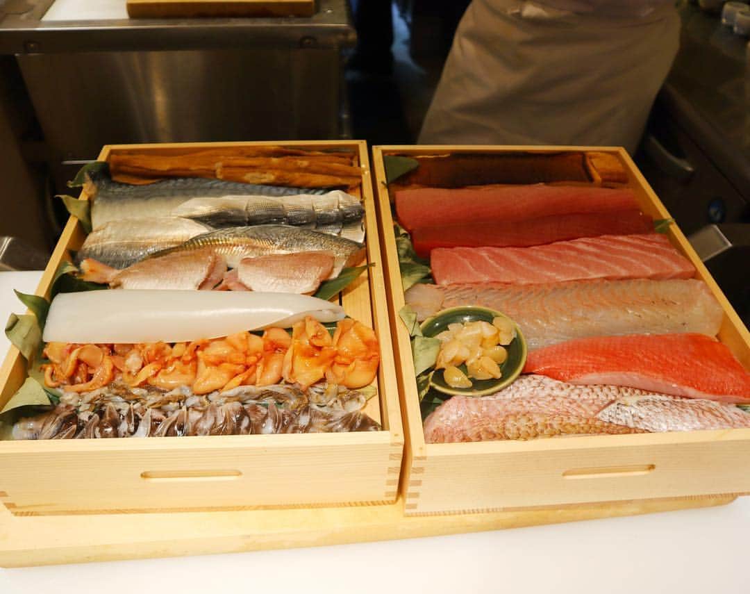 石黒美帆さんのインスタグラム写真 - (石黒美帆Instagram)「* * 五反田にオープンした #SushiTokyo81 にお伺いしてきました✨ * ウニの食べ比べから始まるという贅沢☺️ ホタルイカのしゃぶしゃぶにはビックリだったし、大好きなマグロはたくさん食べられて大満足！ シャリにもすごく拘られていてとっても美味しかったです…🙌 * オシャレな店内で、デートにもピッタリですよ〜😊❣️ * * #sushi#gotanda#foodstagram#japanesefood#tokyo#sushitokyo81#スシトウキョウ81#スシ#五反田#東五反田#五反田ディナー#食べスタグラム#寿司#鮨#マグロ#東京レストラン#五反田グルメ」4月14日 18時02分 - miho_ishiguro