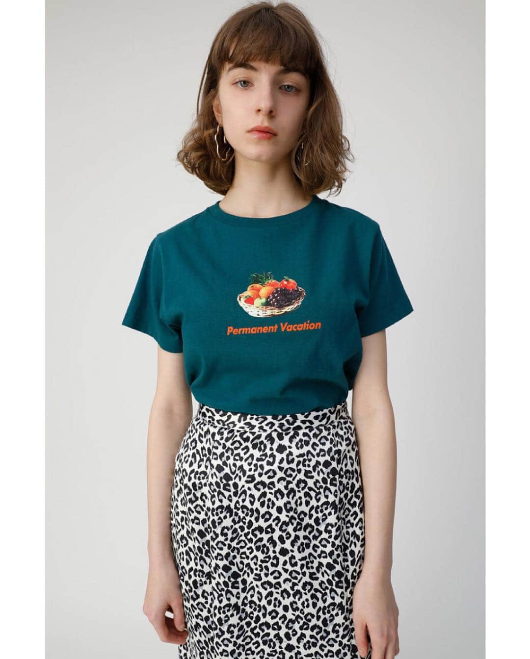 マウジーさんのインスタグラム写真 - (マウジーInstagram)「NEW IN. ㅤㅤㅤㅤㅤㅤㅤㅤㅤㅤㅤㅤㅤ ■PERMANENT VACATION T-SHIRT(010CSQ90-0750) 遊び心のあるフルーツのデザインは程よい大きさで抜け感のある可愛さ。 Tシャツが主役の季節に着まわしてほしい1枚。 ㅤㅤㅤㅤㅤㅤㅤㅤㅤㅤㅤㅤㅤ 全国のMOUSSY店舗・SHEL'TTER WEBSTOREにて発売中。 #MOUSSY」4月14日 18時02分 - moussyofficial