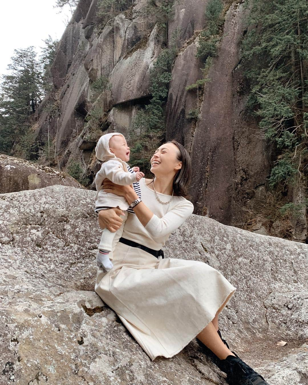 里見茜さんのインスタグラム写真 - (里見茜Instagram)「自然に癒されたいね〜と朝、急遽決まって行ってきた昇仙峡。今までみた中で一番壮大で、感動したかも。太郎も沢山散歩できて大喜び🥰 ベビは#サンサンたいそう を歌うと、すぐ笑ってくれてお散歩中も、ご機嫌さんでした。ありがとう😂🌸 アンパンマン て偉大。笑 昇仙峡は紅葉で有名なので、また秋頃にゆっくりきたいな🍁 #絶景スポット#昇仙峡#山梨観光#楽しい #日曜日#自然#マイナスイオン」4月14日 17時56分 - satomiakane