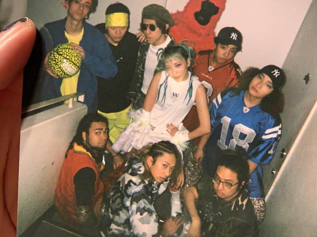 あっこのインスタグラム：「MY FAMILY❤️🧡💛💚💙💜🖤 ・・・ 📸：@hurry ・・・ #GRRRLISM  #riotgrrrl #bnnz #ultragender #akkogorilla #rapper #drummer #japan」
