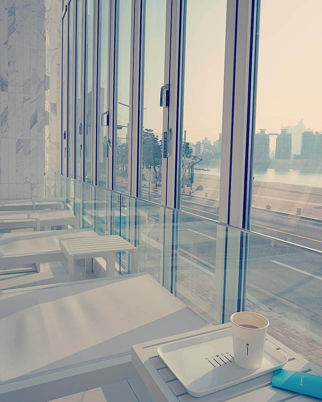 YuhKawasakiさんのインスタグラム写真 - (YuhKawasakiInstagram)「釜山の大理石で出来た真っ白な映えるホテル♡ 海をました見ながら朝食🐚 星のマークだらけで最高でした😍 #🇰🇷 #釜山 #プサン #韓国 #seoul #busan#海外 #海外旅行 #旅 #旅人 #トランカー®️#トランカー #トランクで旅するトランカー #旅スタグラマー #旅スタグラム #トランカーyuh #hotel1 #ホテル1 #広安里 #広安大橋」4月14日 18時11分 - yuhkawasaki