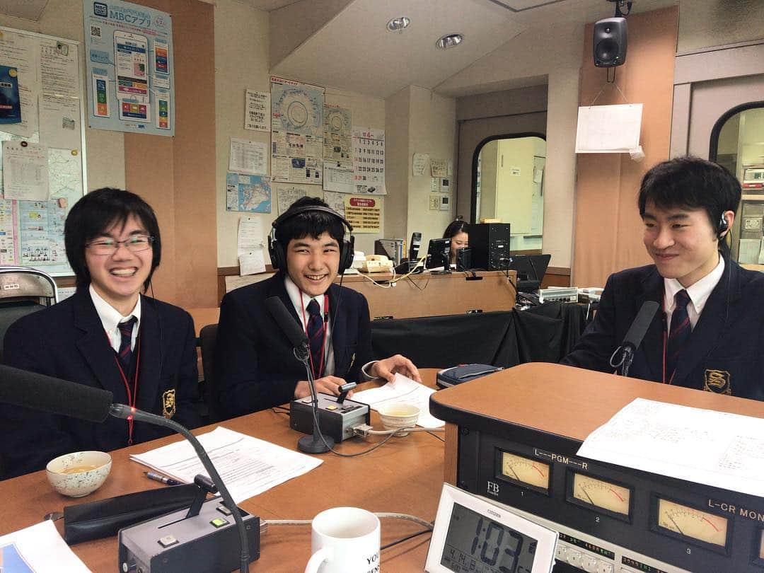 てゲてゲハイスクール→ハウスさんのインスタグラム写真 - (てゲてゲハイスクール→ハウスInstagram)「志學館高等部2年生のみなさんとお送りしました✨超個性派ばかり😂！筆箱の個性も強い(´▽`) '`,、'`,、みんなの成長が楽しみです🌟来週からは鹿児島純心女子高校のみんなとお送りします🎀 #tegeh #志學館高等部 #鹿児島 #高校生 #ありがとう #MBCラジオ」4月14日 18時20分 - mbc_tegeh