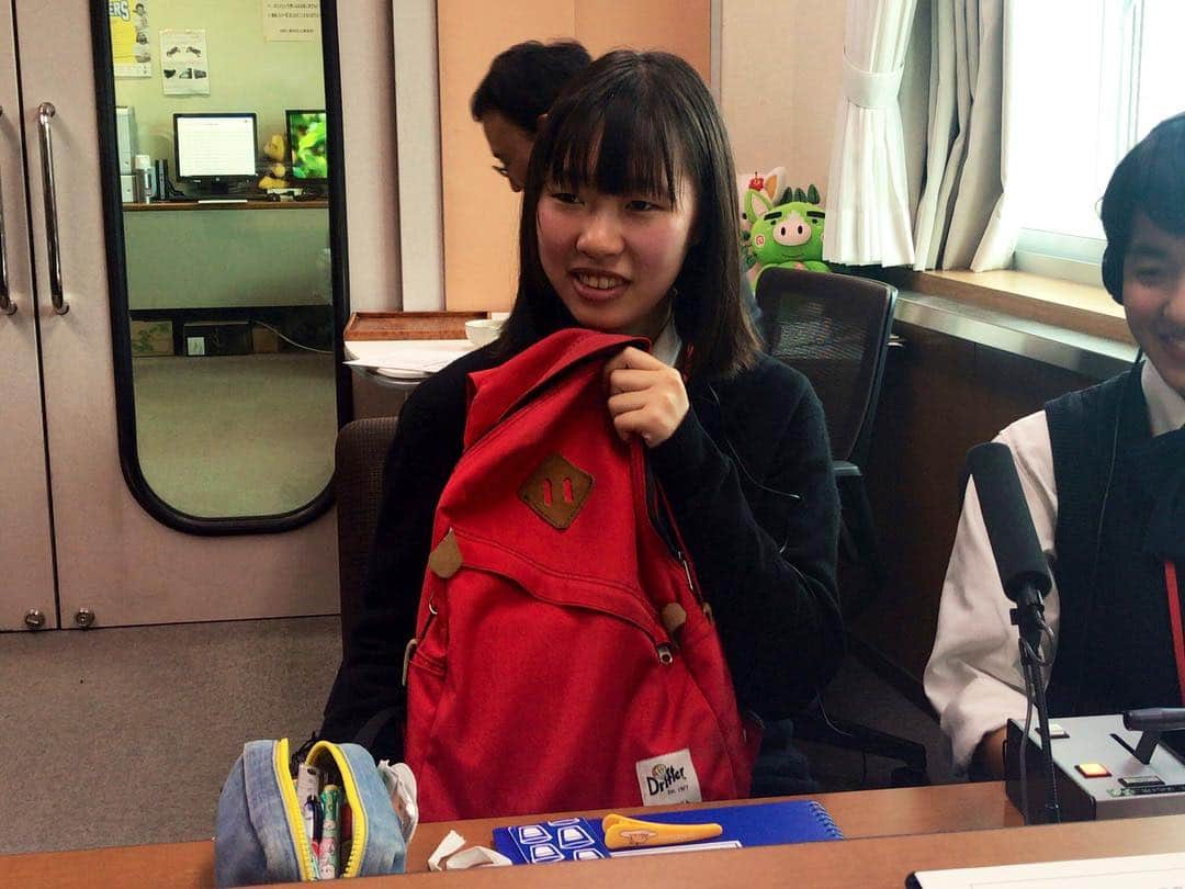てゲてゲハイスクール→ハウスさんのインスタグラム写真 - (てゲてゲハイスクール→ハウスInstagram)「志學館高等部2年生のみなさんとお送りしました✨超個性派ばかり😂！筆箱の個性も強い(´▽`) '`,、'`,、みんなの成長が楽しみです🌟来週からは鹿児島純心女子高校のみんなとお送りします🎀 #tegeh #志學館高等部 #鹿児島 #高校生 #ありがとう #MBCラジオ」4月14日 18時20分 - mbc_tegeh