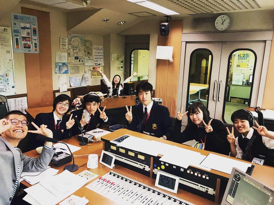 てゲてゲハイスクール→ハウスさんのインスタグラム写真 - (てゲてゲハイスクール→ハウスInstagram)「志學館高等部2年生のみなさんとお送りしました✨超個性派ばかり😂！筆箱の個性も強い(´▽`) '`,、'`,、みんなの成長が楽しみです🌟来週からは鹿児島純心女子高校のみんなとお送りします🎀 #tegeh #志學館高等部 #鹿児島 #高校生 #ありがとう #MBCラジオ」4月14日 18時20分 - mbc_tegeh