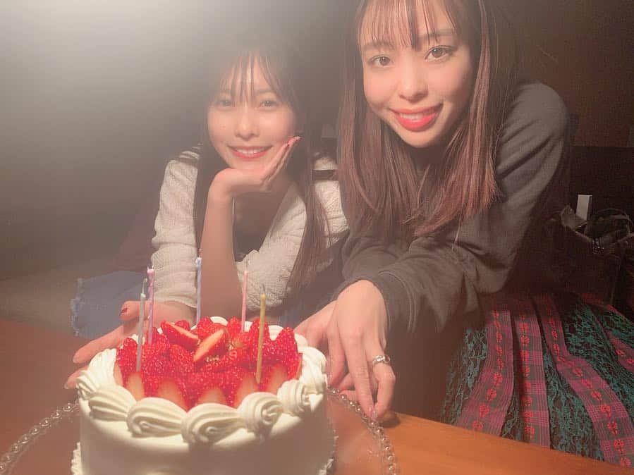 高橋有紀のインスタグラム：「ひなちゃんと軽井沢行こーと着いたらまさかのお誕生日のお祝いしてくれてびっくり🍓 （お誕生日は2月ですしかも当日も軽井沢にいたわたし笑） ありがと〜ひさびさにゆっくりできました☺️ ひなこさんファンの方軽井沢デートのお相手はわたしでしたすいません〜男前プランを立ててくれたひなちゃん☺️ 温泉も入って素敵なカフェにもいきましたっ #おさかなゆきの旅」