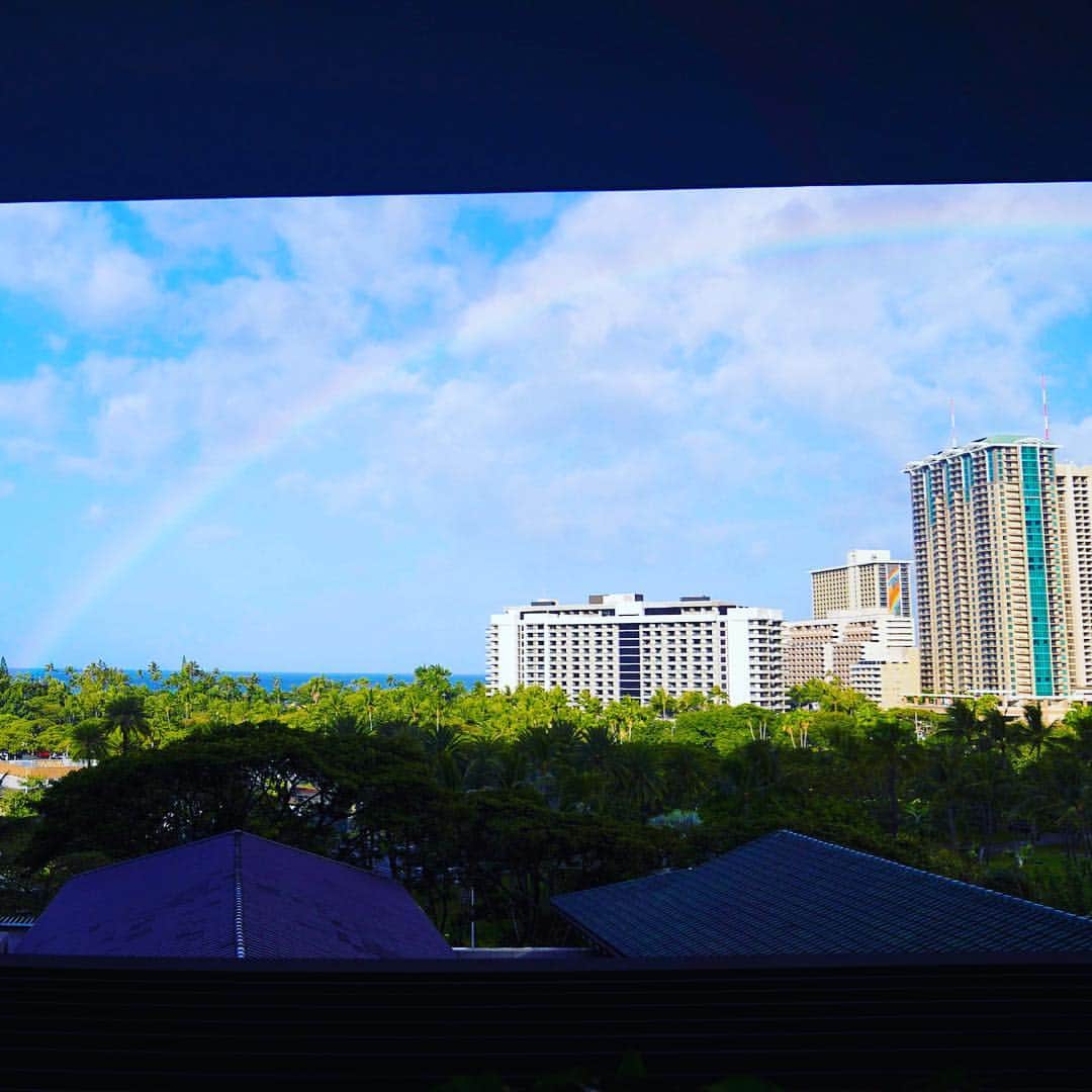 柴崎竜人さんのインスタグラム写真 - (柴崎竜人Instagram)「久しぶりのハワイ。なつい。この島はほんとうに簡単に虹が架かる。指を鳴らせばあちこちに。 #hawaii #rainbow #ホノルル #雨がよく降るんだけど #そのおかげで #どこを向いても虹ばっか #時差ボケどす」4月14日 18時15分 - ryuto_shibazaki