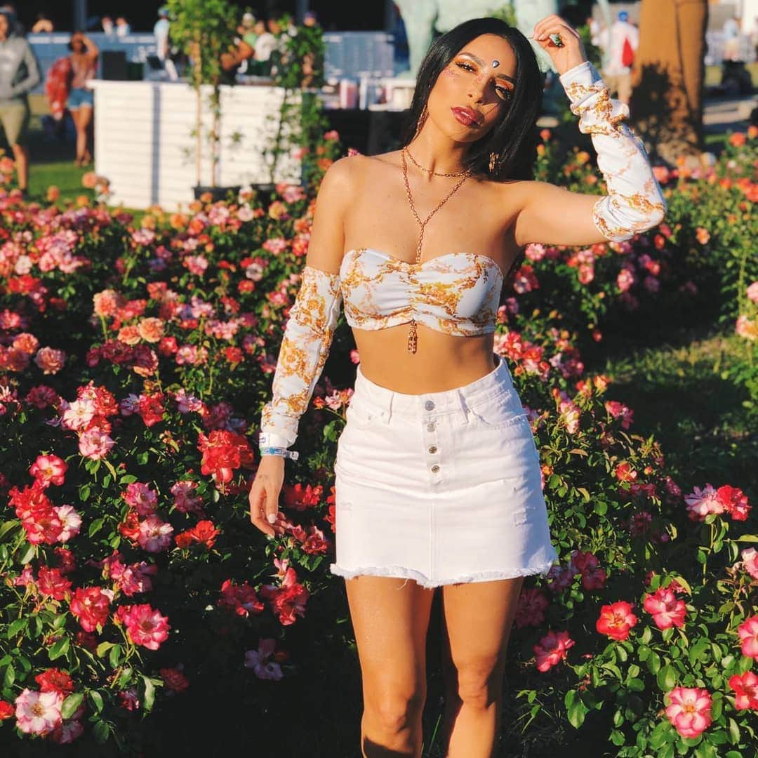 sananasのインスタグラム：「Day 1 #Coachella 🦋 Bon pas de cheveux rose pour ce jour 1 mais peut-être demain qui sait ? 😜 C’est ma troisième année ici et je suis toujours aussi excitée ! Cette année je suis invitée par @NyxCosmetics_France qui est l’un des partenaires officiel du festival ✨ . #Coachella2019 #CoachellaLook #NyxCosmeticsFrance #NyxCosmetics」