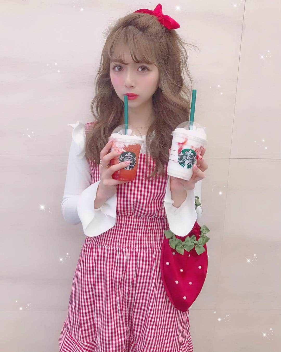 エリンコさんのインスタグラム写真 - (エリンコInstagram)「🍓💓🍓💓🍓 . . スタバの新作ー😍🍓💕 . . 今年はレッドとホワイトの2種類のフレーバー🍓 . レッドは、生のいちごを食べてるような甘酸っぱさと ホイップのクリーミーさが混ざり合って 口いっぱいにみずみずしいいちごのおいしさが広がる❤️ #ストロベリーベリーマッチフラペチーノ® レッド . ホワイトは、ストロベリーの味わいとサクッとした食感の ストロベリーマカロンを楽しめるフラペチーノ💗 #ストロベリーベリーマッチフラペチーノ® ホワイト . 両方美味しかったけど甘いのが好きな私は ホワイトがタイプだったなぁ🧸💕 また飲みたーいっっ❤️❤️❤️ . . #スタバ#スターバックス#strawberry#いちご#red#ギンガムチェック#ストロベリー#えりんコーデ#えりんこヘアアレンジ#えりんこカフェ巡り」4月14日 18時29分 - erinko0315