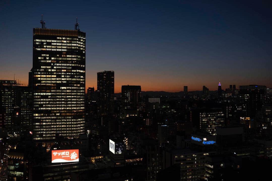 ザ・キャピトルホテル 東急 公式さんのインスタグラム写真 - (ザ・キャピトルホテル 東急 公式Instagram)「客室から眺める贅沢な東京の街並み。空がグラデーションに移り変わる夕暮れ時は、幻想的な空間が広がります。  Gazing down the spectacular view of Tokyo from the guest room. Gradation of the evening sky creates dreamy atomosphere.  #thecapitolhoteltokyu #thepreferredlife #forbestravelguide #マジックアワー #夕焼け #tokyo」4月14日 18時21分 - thecapitolhoteltokyu
