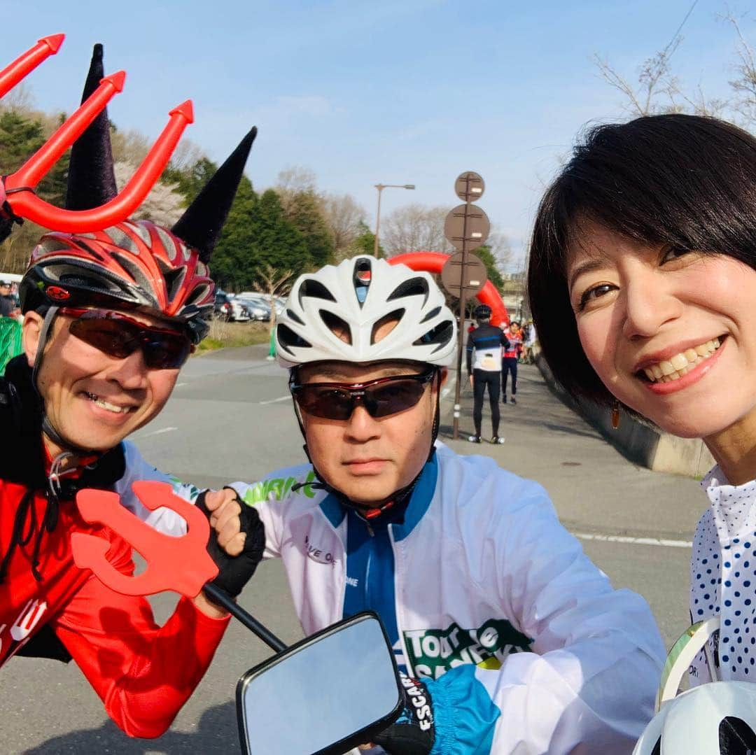 サトウヒロコさんのインスタグラム写真 - (サトウヒロコInstagram)「🚴‍♀️ 宇都宮サイクルピクニックに行ってきました❗️ 今年初のロングライド。 65kmの予定が、何故か80km...今までで1番長い距離でしたが、途中一緒に走ってくれたメンバーや、選手や選手のお父さんが引いてくれて、元気に辿り着けました。劇的感謝です😭  弱虫ペダルの渡辺航先生ともジャパンカップの時以来の再会で嬉しかったです^_^  エイドステーションのもぐもぐタイムも、春の景色も花も感じられて、とっても楽しめましたとさ✨  今夜は、ブリッツェンの清水監督に教わったストレッチ方法を試してからお風呂に入って、眠たくなるまでギターを弾きます。 遊んでくれた皆様、ありがとうございました😊  #サトウヒロコ #サイクルピクニック #宇都宮 #ポタリング女子 #自転車女子 #ロードバイク #メリダ #japan #サイクリング #フラペ女子 #ルコック #サイクルウェア」4月14日 18時21分 - satohiroko1208