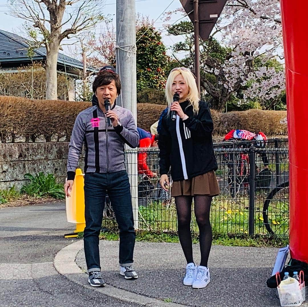 サトウヒロコさんのインスタグラム写真 - (サトウヒロコInstagram)「🚴‍♀️ 宇都宮サイクルピクニックに行ってきました❗️ 今年初のロングライド。 65kmの予定が、何故か80km...今までで1番長い距離でしたが、途中一緒に走ってくれたメンバーや、選手や選手のお父さんが引いてくれて、元気に辿り着けました。劇的感謝です😭  弱虫ペダルの渡辺航先生ともジャパンカップの時以来の再会で嬉しかったです^_^  エイドステーションのもぐもぐタイムも、春の景色も花も感じられて、とっても楽しめましたとさ✨  今夜は、ブリッツェンの清水監督に教わったストレッチ方法を試してからお風呂に入って、眠たくなるまでギターを弾きます。 遊んでくれた皆様、ありがとうございました😊  #サトウヒロコ #サイクルピクニック #宇都宮 #ポタリング女子 #自転車女子 #ロードバイク #メリダ #japan #サイクリング #フラペ女子 #ルコック #サイクルウェア」4月14日 18時21分 - satohiroko1208