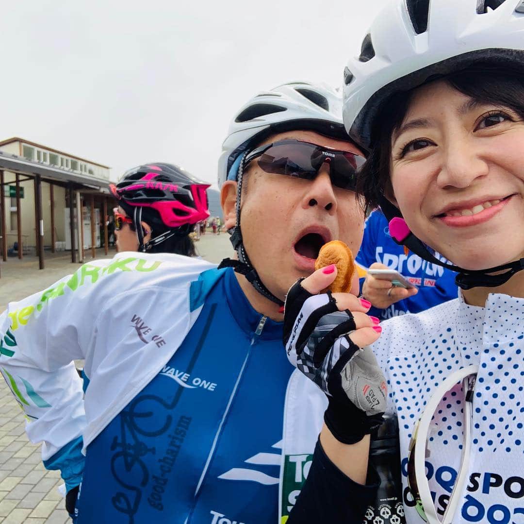 サトウヒロコさんのインスタグラム写真 - (サトウヒロコInstagram)「🚴‍♀️ 宇都宮サイクルピクニックに行ってきました❗️ 今年初のロングライド。 65kmの予定が、何故か80km...今までで1番長い距離でしたが、途中一緒に走ってくれたメンバーや、選手や選手のお父さんが引いてくれて、元気に辿り着けました。劇的感謝です😭  弱虫ペダルの渡辺航先生ともジャパンカップの時以来の再会で嬉しかったです^_^  エイドステーションのもぐもぐタイムも、春の景色も花も感じられて、とっても楽しめましたとさ✨  今夜は、ブリッツェンの清水監督に教わったストレッチ方法を試してからお風呂に入って、眠たくなるまでギターを弾きます。 遊んでくれた皆様、ありがとうございました😊  #サトウヒロコ #サイクルピクニック #宇都宮 #ポタリング女子 #自転車女子 #ロードバイク #メリダ #japan #サイクリング #フラペ女子 #ルコック #サイクルウェア」4月14日 18時21分 - satohiroko1208