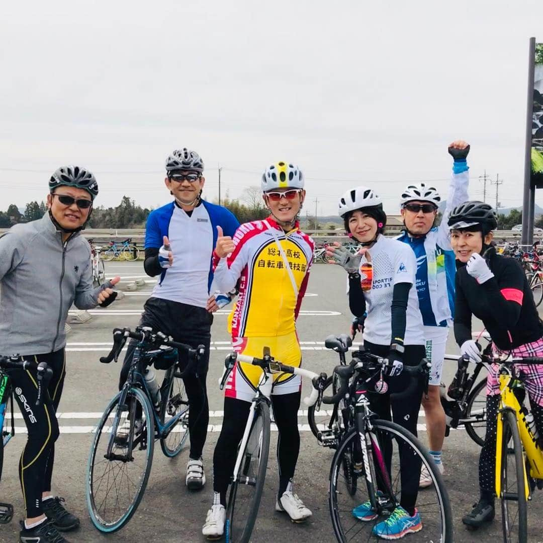 サトウヒロコさんのインスタグラム写真 - (サトウヒロコInstagram)「🚴‍♀️ 宇都宮サイクルピクニックに行ってきました❗️ 今年初のロングライド。 65kmの予定が、何故か80km...今までで1番長い距離でしたが、途中一緒に走ってくれたメンバーや、選手や選手のお父さんが引いてくれて、元気に辿り着けました。劇的感謝です😭  弱虫ペダルの渡辺航先生ともジャパンカップの時以来の再会で嬉しかったです^_^  エイドステーションのもぐもぐタイムも、春の景色も花も感じられて、とっても楽しめましたとさ✨  今夜は、ブリッツェンの清水監督に教わったストレッチ方法を試してからお風呂に入って、眠たくなるまでギターを弾きます。 遊んでくれた皆様、ありがとうございました😊  #サトウヒロコ #サイクルピクニック #宇都宮 #ポタリング女子 #自転車女子 #ロードバイク #メリダ #japan #サイクリング #フラペ女子 #ルコック #サイクルウェア」4月14日 18時21分 - satohiroko1208