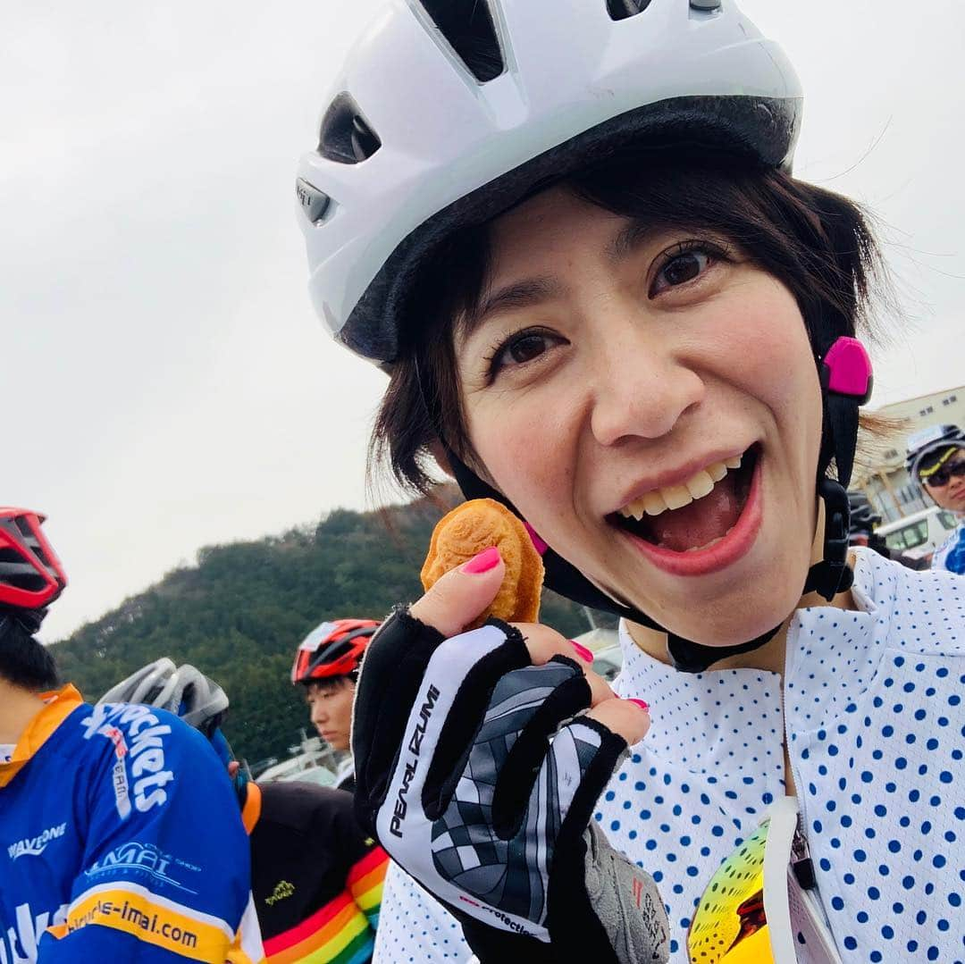 サトウヒロコさんのインスタグラム写真 - (サトウヒロコInstagram)「🚴‍♀️ 宇都宮サイクルピクニックに行ってきました❗️ 今年初のロングライド。 65kmの予定が、何故か80km...今までで1番長い距離でしたが、途中一緒に走ってくれたメンバーや、選手や選手のお父さんが引いてくれて、元気に辿り着けました。劇的感謝です😭  弱虫ペダルの渡辺航先生ともジャパンカップの時以来の再会で嬉しかったです^_^  エイドステーションのもぐもぐタイムも、春の景色も花も感じられて、とっても楽しめましたとさ✨  今夜は、ブリッツェンの清水監督に教わったストレッチ方法を試してからお風呂に入って、眠たくなるまでギターを弾きます。 遊んでくれた皆様、ありがとうございました😊  #サトウヒロコ #サイクルピクニック #宇都宮 #ポタリング女子 #自転車女子 #ロードバイク #メリダ #japan #サイクリング #フラペ女子 #ルコック #サイクルウェア」4月14日 18時21分 - satohiroko1208