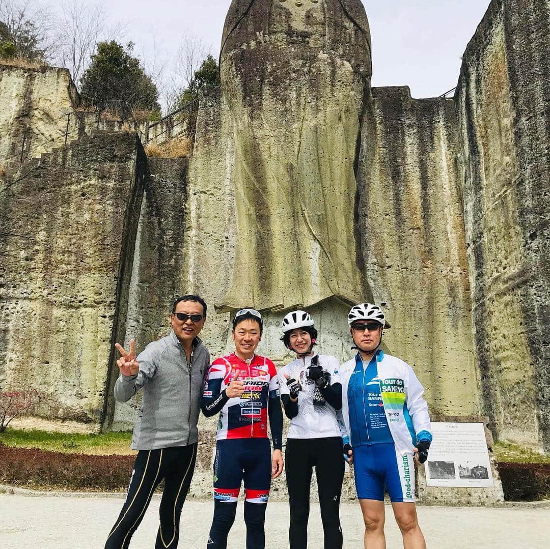 サトウヒロコさんのインスタグラム写真 - (サトウヒロコInstagram)「🚴‍♀️ 宇都宮サイクルピクニックに行ってきました❗️ 今年初のロングライド。 65kmの予定が、何故か80km...今までで1番長い距離でしたが、途中一緒に走ってくれたメンバーや、選手や選手のお父さんが引いてくれて、元気に辿り着けました。劇的感謝です😭  弱虫ペダルの渡辺航先生ともジャパンカップの時以来の再会で嬉しかったです^_^  エイドステーションのもぐもぐタイムも、春の景色も花も感じられて、とっても楽しめましたとさ✨  今夜は、ブリッツェンの清水監督に教わったストレッチ方法を試してからお風呂に入って、眠たくなるまでギターを弾きます。 遊んでくれた皆様、ありがとうございました😊  #サトウヒロコ #サイクルピクニック #宇都宮 #ポタリング女子 #自転車女子 #ロードバイク #メリダ #japan #サイクリング #フラペ女子 #ルコック #サイクルウェア」4月14日 18時21分 - satohiroko1208