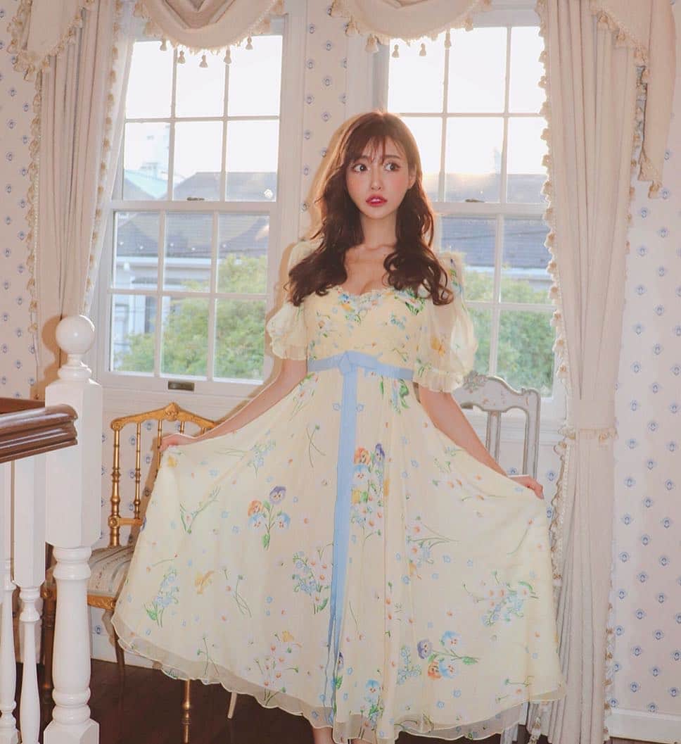明日花キララのインスタグラム：「春っぽいお洋服を着てみてもお外はずとずと寒いなあ🐣🥀」