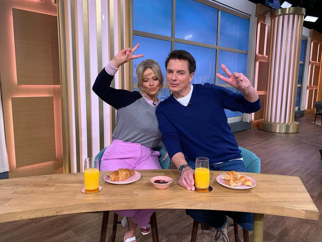 ジョン・バロウマンさんのインスタグラム写真 - (ジョン・バロウマンInstagram)「We are back @thismorning @itv Good Sunday Morning everyone!! Jb @emilyatackofficial」4月14日 18時33分 - johnscotbarrowman