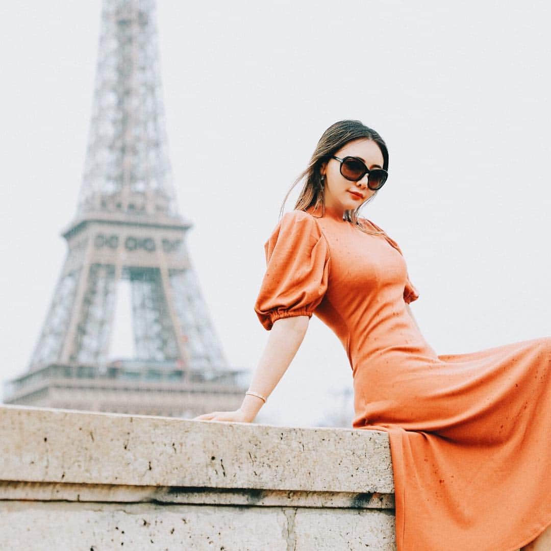 クリスティン・ウェイのインスタグラム：「#tb The beautiful time in Paris!  #outfit #valmuer #dress #paris #cwtravel #valmuertravelcamp」