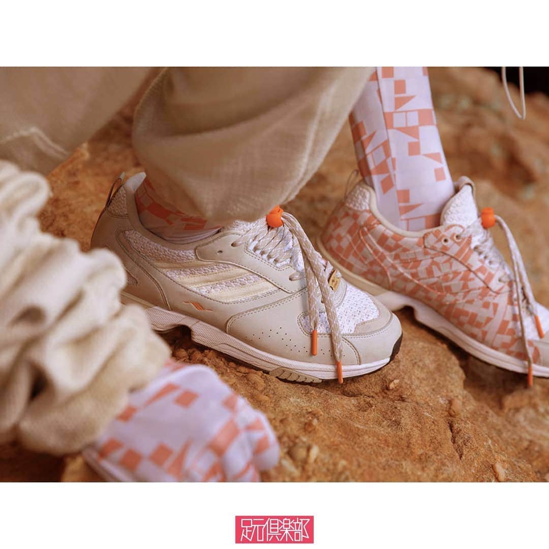 のインスタグラム：「【4/20発売予定】「adidas」のプレミアラインにあたる「adidas consortium」から、南アフリカのケープタウンに拠点を置くセレクトショップ「SHELFLIFE」とのコラボレーションモデル『ZX4000』がリリースされる。 レトロランニングシューズ『ZX』シリーズの生誕30周年を記念したプロダクトが続々と展開される中、今作は1990年に登場した『ZX4000』をベースモデルに採用し、東アフリカらしいデザインを踏襲。グレースケールのヌバックとホワイトのファブリックでアッパーを構築し、インサイドにはオレンジのジャガードプリントが施された。個性豊かなデザインとして仕上げられた一方、カラーの統一感を出したコードロックやアグレット、ZXの歴史を象徴するトルションロゴをサイドに配置させ、上品なスタイルとして仕上げられている。 「SHELFLIFE」コラボレーションモデル『ZX4000』は4月20日より、「mitasneakers」や「styles」などで発売が予定されている。 . ブランド: SHELFLIFE × adidas consortium モデル : ZX4000 . ▼今すぐフォローして最新情報をチェックしよう！ 【adidas Originals 公式アカウント】 ⇒#@adidasoriginals . 【SHELFLIFE 公式アカウント】 ⇒#@shelflifestore . 詳細はプロフィールのリンクからどうぞ →@ashimoto.club . #adidasoriginals #adidasonsortium #shelflife#zx4000 #アディダスオリジナルス #アディダスコンソーシアム #足元倶楽部 #足元クラブ #足元くら部 #足元 #あしもと倶楽部 #スニーカー #スニーカーコーデ #スニーカー同好会#キックス #靴#コーディネート #スナップ #ファッションスナップ#ストリートスナップ#お気に入りの一足 #今日の逸足 #逸足#운동화 #kicks#newkicks」
