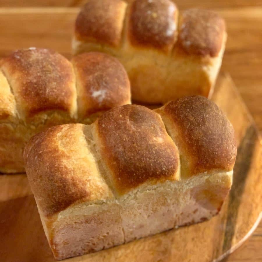 AYUMIさんのインスタグラム写真 - (AYUMIInstagram)「天然酵母パン、焼き上がり。 どうせ作るなら、我が家のオーブンで一気に焼ける 最大の量を仕込む！ 暮らしの片手間で適当に焼いています（笑 トースト、サンドイッチやホットサンドにもできるから  ついつい食パンを。 . . #AYUMIご飯 #天然酵母パン #天然酵母 #北海道小麦 #食パン」4月14日 18時42分 - ayumiayunco