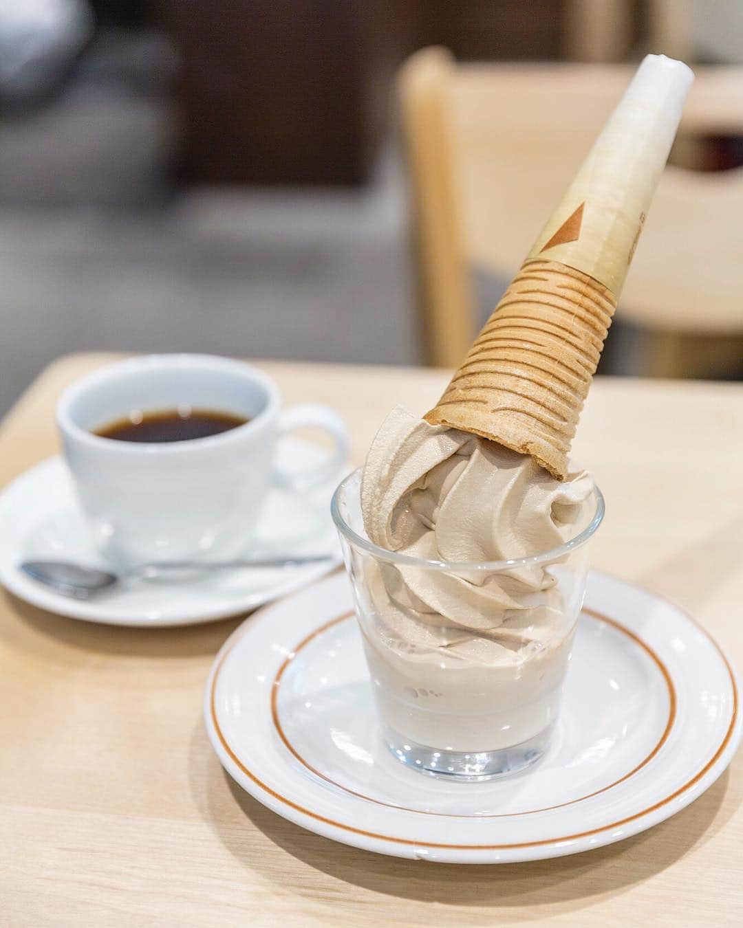 Hanako公式さんのインスタグラム写真 - (Hanako公式Instagram)「その名は、「ミルコーソフトクリーム」🍦大正3年創業の喫茶店〈珈琲 センリ軒〉のグラスに入ったコーヒー味のソフト。﻿ ﻿ コーヒーの苦味と北海道産牛乳の甘さがマッチ。上にのるメイプル風味のコーンもサクサク！﻿ ﻿ 【Hanako_大銀座特集発売!!】﻿ ﻿ Hanako #Hanakomagazine #Hanako30th #ソフトクリーム #センリ軒 #喫茶店 #銀座 #日本橋 #日比谷 #丸の内 #東銀座 #アイスクリーム #銀座ランチ #東京カフェ #日比谷カフェ #日比谷ランチ #銀座カフェ #銀ブラ #銀座グルメ #日本橋カフェ #日本橋ランチ #丸の内ランチ #銀座呑み #カフェ巡り #東京グルメ #スイーツ部 #東京観光 #ginza #tokyo #photoby_YokoTajiri」4月14日 18時44分 - hanako_magazine