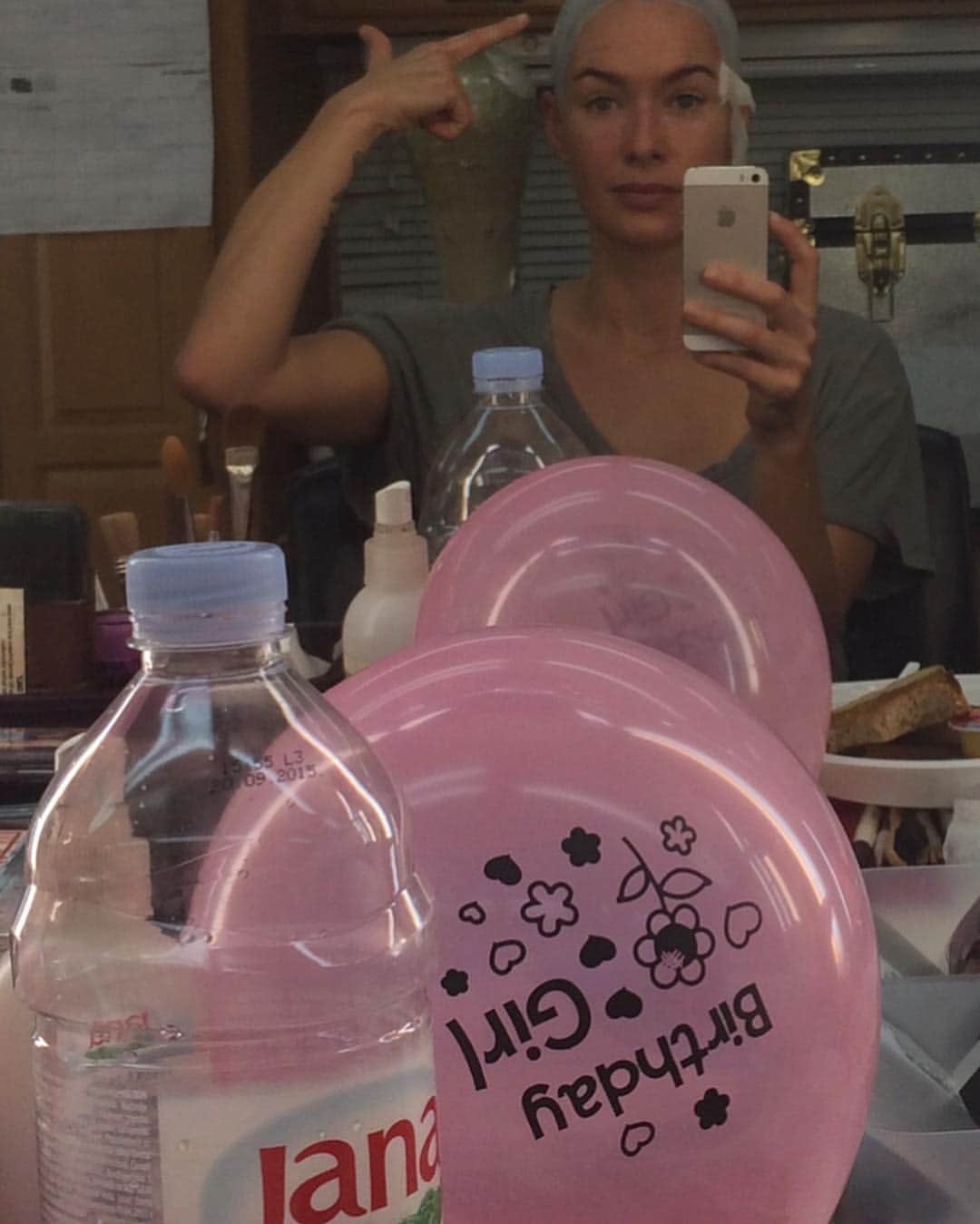 レナ・ヘディのインスタグラム：「My 40th birthday AKA the walk of shame 🤨A massive spider that I found in my Belfast apt. @eugenesnaps and JP being very method.... AHHHNND .. Eugene’s Toenail brush ... WTF」