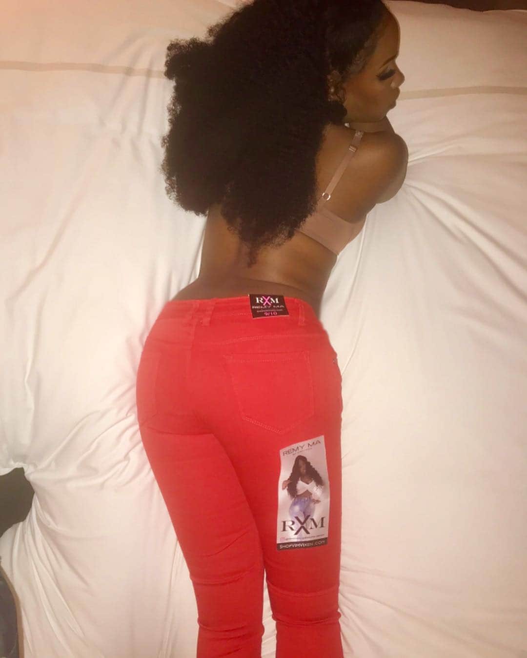 レミー・マーのインスタグラム：「When you trying to figure out what you gonna wear but you mad tired😴 Picture 1 @papoosepapoose : Babe stay right there let me take a picture  Me: alright 🥰 but I’m tired and I gotta get dressed Picture 2 @papoosepapoose : 📸 ok u just look so beautiful. now lay flat on your stomach  Me: alright😏 hurry up though babe Picture 3 @papoosepapoose : 📸ok real quick, turn back how you was but put more to the camera &........ Me: (cut him off)🤬 ok nowwwww you dragging it  #RemyMa」