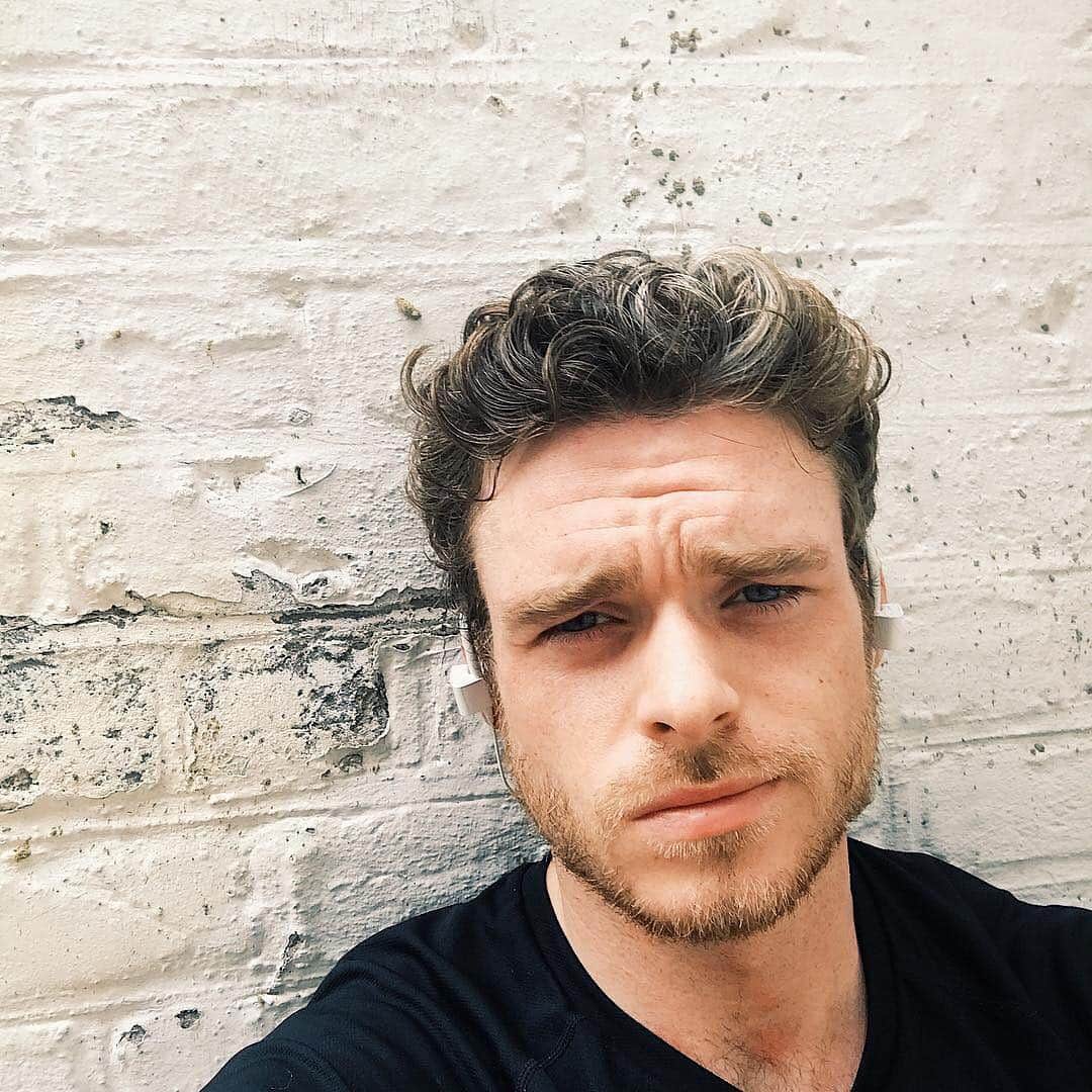 E! Onlineさんのインスタグラム写真 - (E! OnlineInstagram)「The scruff? The jawline? The perfectly angled selfies?  The North Remembers. #GameofThrones (📷: Instagram)」4月15日 5時35分 - enews