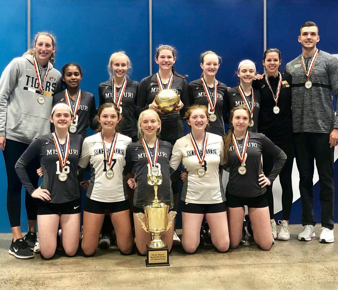 モリー・クレクロウのインスタグラム：「14U becomes our first Missouri Juniors team to ever qualify for USAV Nationals. Not bad for year 1. Incredibly proud of them!! 🏆🥇」