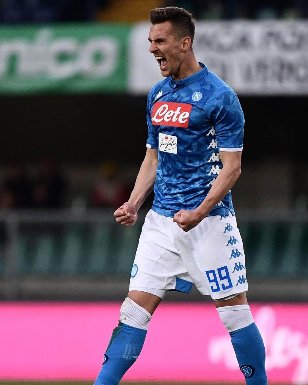 アルカディウシュ・ミリクのインスタグラム：「Lavoro fatto, ma adesso pensiamo solo all’Arsenal 🙏 Giovedì partita importantissima, abbiamo bisogno del vostro sostegno 🔵  Job done, but we are focus on Arsenal 🙏 Important game at Thursday, we need your support 🔵  Zadanie wykonane, ale jesteśmy już skupieni tylko na Arsenalu 🙏 W czwartek ważny i trudny mecz, będziemy potrzebować Waszego wsparcia 🔵  #ChievoNapoli #SerieA #ForzaNapoliSempre」