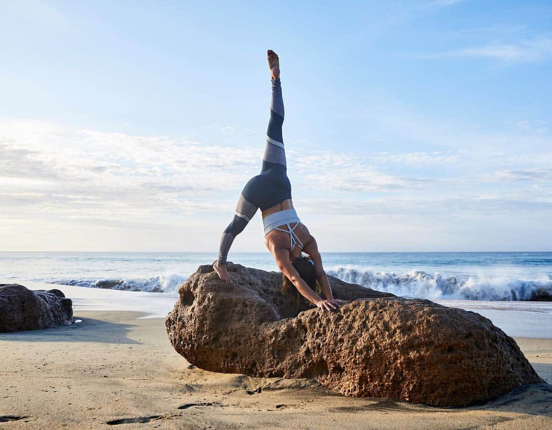 ALO Yogaさんのインスタグラム写真 - (ALO YogaInstagram)「“Serenity is found somewhere between the sky & the sand.” 🌊☀️✨Have you checked out all our new, must-have Alosoft leggings from our summer collection yet?! All new Shiela’s, 7/8’s & Goddess leggings to see you through summer 💫 @yogoskenz is a summer dream in her Alosoft Sheila leggings & Lush Bra 🙏 #aloyoga #yoga」4月15日 4時08分 - aloyoga