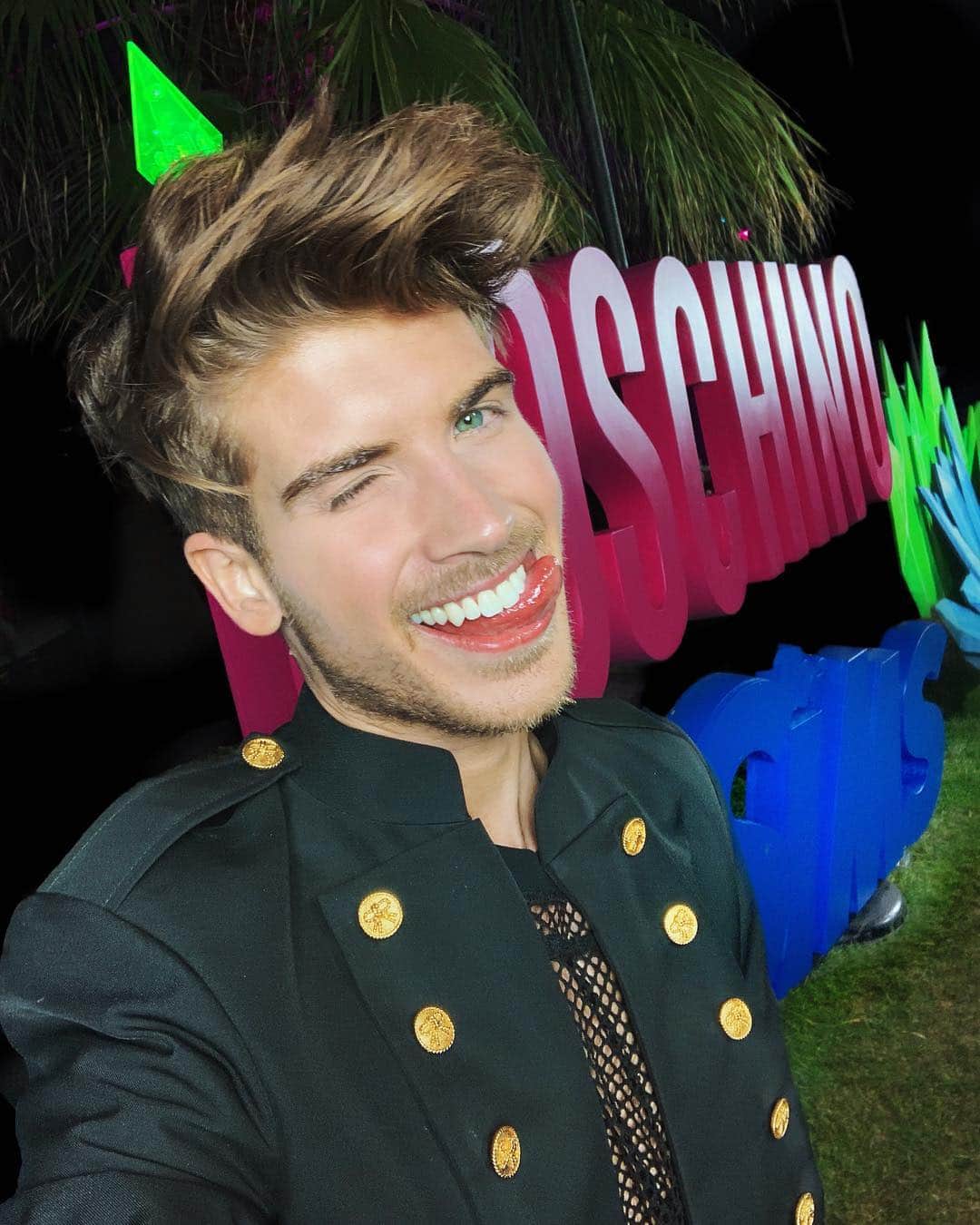 ジョーイ・グレーセッファのインスタグラム：「swipe through to see me evolve into an insta thot 😩 how’d I do? 💯 had so much fun last night at the #MOSCHINOxTHESIMS party! @thesims #ad」