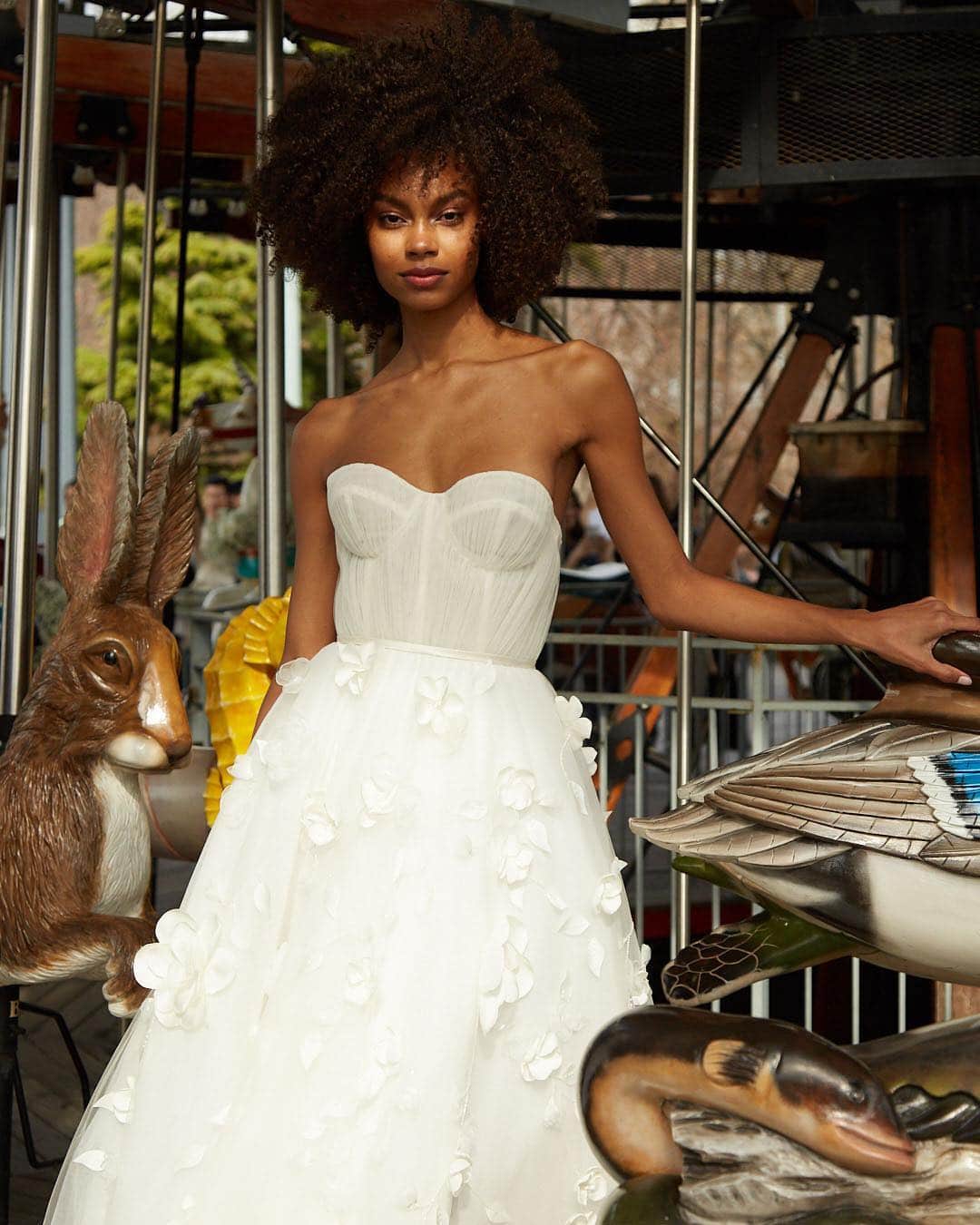 NYFW（ニューヨークファッションウィーク）さんのインスタグラム写真 - (NYFW（ニューヨークファッションウィーク）Instagram)「The perfect marriage of classic elegance and whimsy at @lelarose's spring 2020 bridal presentation during #NYFW Bridal. 📸 @johnnydeguzman」4月15日 4時20分 - nyfw