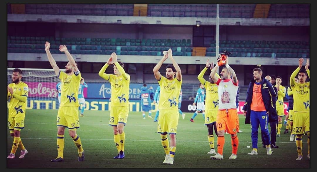 ACキエーヴォ・ヴェローナさんのインスタグラム写真 - (ACキエーヴォ・ヴェローナInstagram)「💛💙Da domani si ricomincia💪💪 #chievoverona #chievo #nevergiveup #lagentecomenoinonmollamai #football #life #together #forzachievo」4月15日 4時28分 - acchievoverona