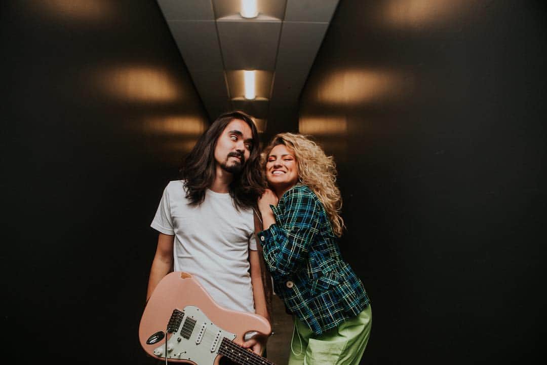 トーライ・ケリーのインスタグラム：「new orleans, thank you for an amazing last show of the #AcousticSessions tour!!!🤩✨ thank you @mateusasato, you’re really special. & thank you to my crew, i wouldn’t have been able to do this tour without each 1 of you! i’m so thankful y’all!☺️ thank you guys for coming to the shows & listening to all the new music🙈💕 see you soon💫」