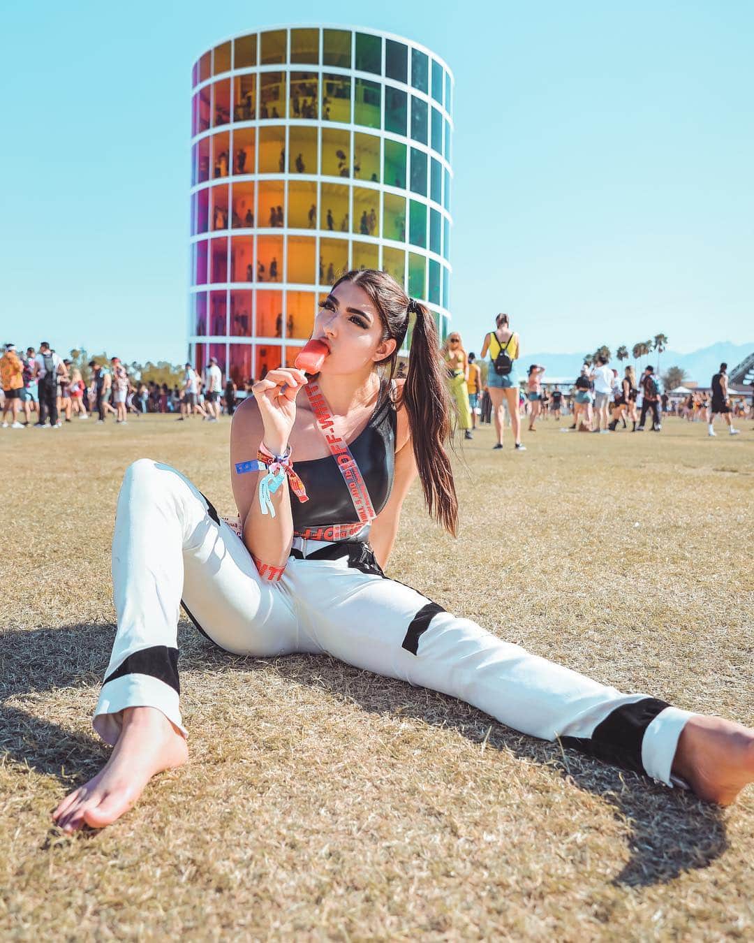 レイチェル・レビンのインスタグラム：「COACHELLA! The life hack I figured out at Coachella is if your feet hurt just take off your shoes and hope for the best! #coachella」