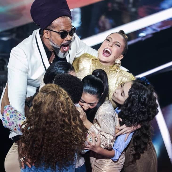 Claudia Leitteのインスタグラム：「Os vencedores cabem no abraço de amor, que representa os demais vitoriosos que pisaram no palco iluminado dessa edição LINDA do #TheVoiceKids! Parabéns, campeão @jeremiasreisoficial! Parabéns, doçura @rayllaraujo_ e à minha estrelinha da MPB, pupila amada @luizabarbosa.oficial, parabéns por representar o #TimeClaudia com tanta luz, talento e alegria! Vocês enchem nosso coração de esperança!」