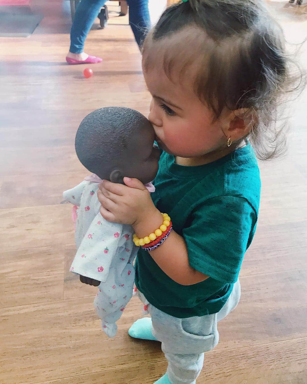 Sazan Hendrixさんのインスタグラム写真 - (Sazan HendrixInstagram)「Oh my goodness ❤️ One week apart and my daughter is already a mom! Look at that little chunky hand supporting her baby’s neck 😍 Teeny.. you kill me 🤣 #imeatingher #babylove #proudmama」4月15日 4時34分 - sazan