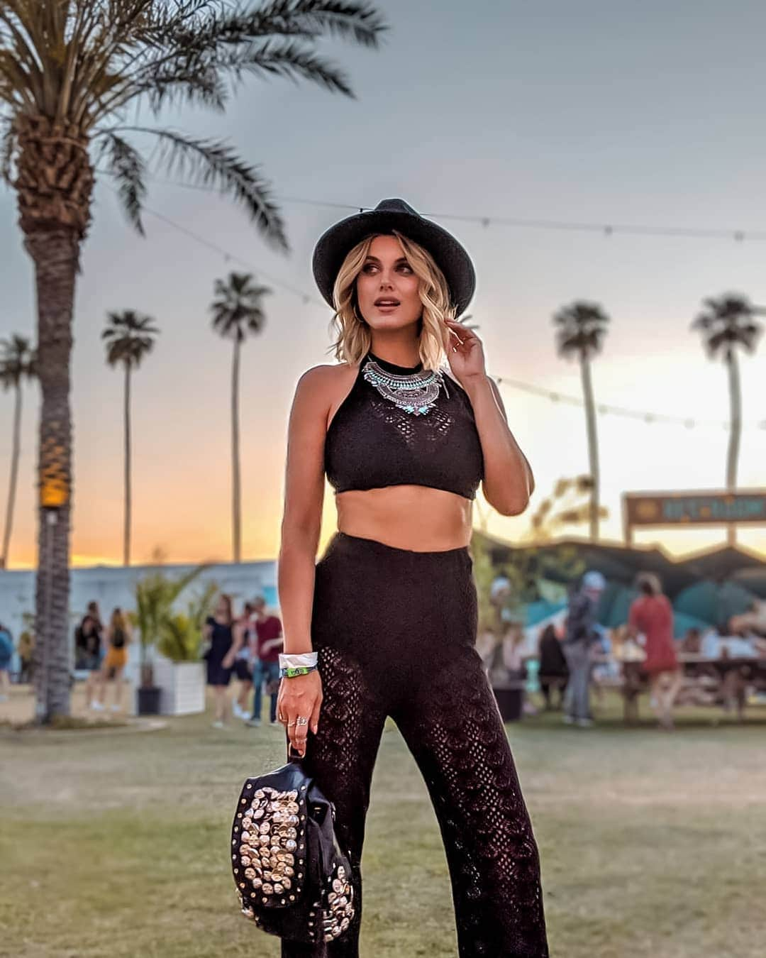 Ashley Jamesさんのインスタグラム写真 - (Ashley JamesInstagram)「Coachella nights. 🌴🇺🇲 I know this festival can be an Instagram cliché but I just love it. The settings are so magical, I love people watching and seeing all the outfits people put together, and they always have the greatest music. This year's lineup MIGHT not be as good as normal (I mean, there's no Kendrick or Beyonce) but I've got to see some sick artists I wouldn't normally think to see. Highlights from yesterday are J Balvin and Idris Elba! Life is about what you make it! 🎶 My outfit is all @nastygal and I LOVE it... guess it's true what they say: #nastygalsdoitbetter 🌴🇺🇲💁🏼‍♀️ [AD: SO excited to be working with @nastygal for the first time, I'll link my outfit on stories] #coachella #coachella2019 #festivalstyle #californiadreaming」4月15日 4時49分 - ashleylouisejames