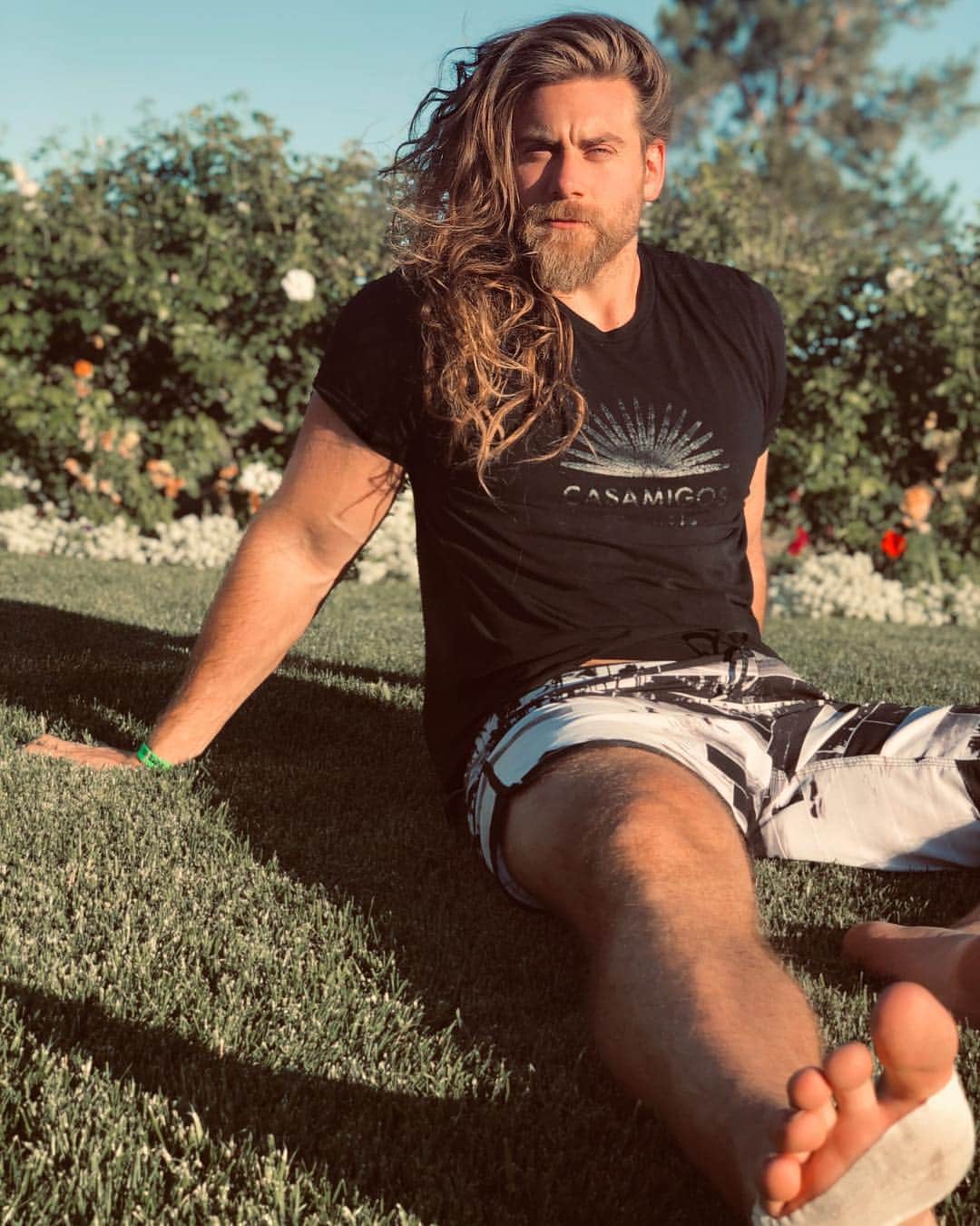 モデル、ブロック・オハーンのインスタグラム：「Tore my feet up this weekend. Didn’t realize I could be so competitive at pickleball 😛  Made walking around this weekend that much more fun haha  I tore a nice chunk out of my foot and I still think all the women walking around in heels have it rougher.. Time to bust out my boots. Stagecoach is on the way 😏」