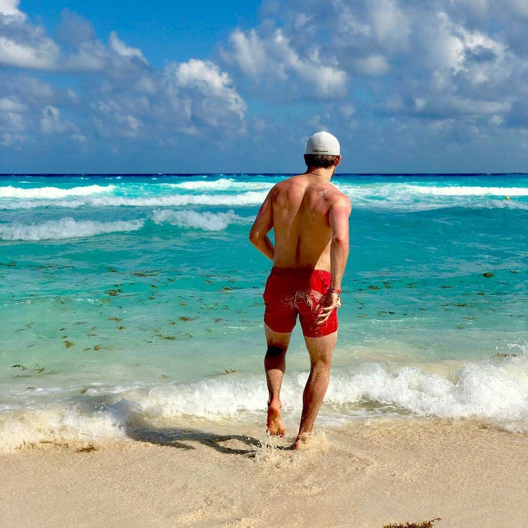 ジャン＝リュック・ベイカーのインスタグラム：「In need of some vitamin sea 🌊☀️ 📷: @oliviasmartx」
