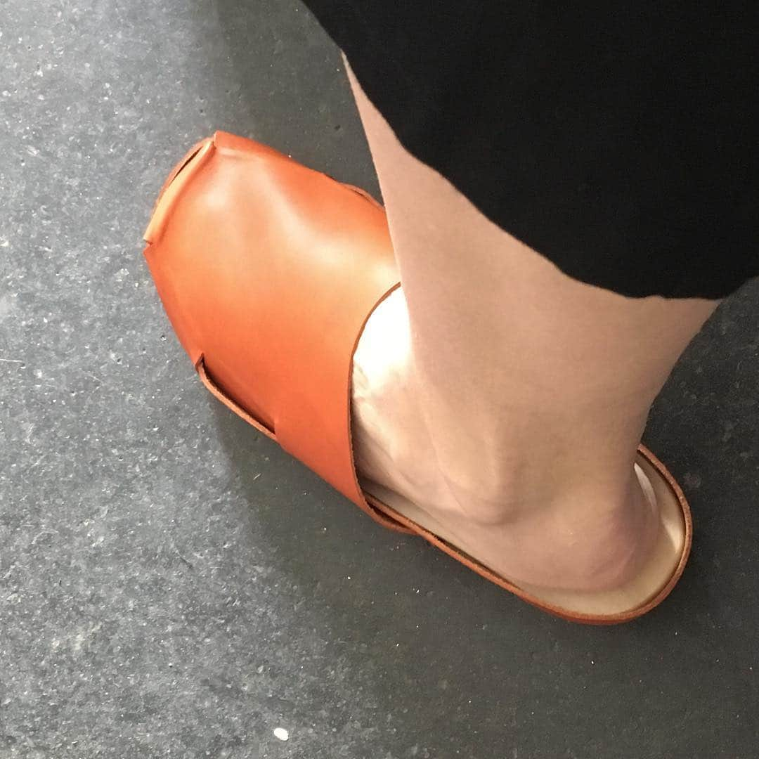 ロサモサさんのインスタグラム写真 - (ロサモサInstagram)「what‘s too big for me might fit you: Here comes the rosa mosa Donau Clog in fieno ~ #clog #tan #rosamosa #slipper #wood #ss19 #shoecollection #springbreak」4月15日 4時49分 - rosamosavienna