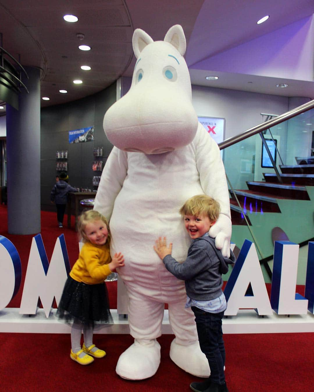 ムーミンさんのインスタグラム写真 - (ムーミンInstagram)「Moomins are lovable but so are Moomin fans! 😍🎉 ’Moominvalley’ got its theatrical UK premiere today and the audience was absolutely adorable and very much excited! 🥰 UK - are you ready? 🤩 #Moominvalley airs on @skyone and @skykidsofficial on Easter! 🎉👏」4月15日 4時50分 - moominofficial