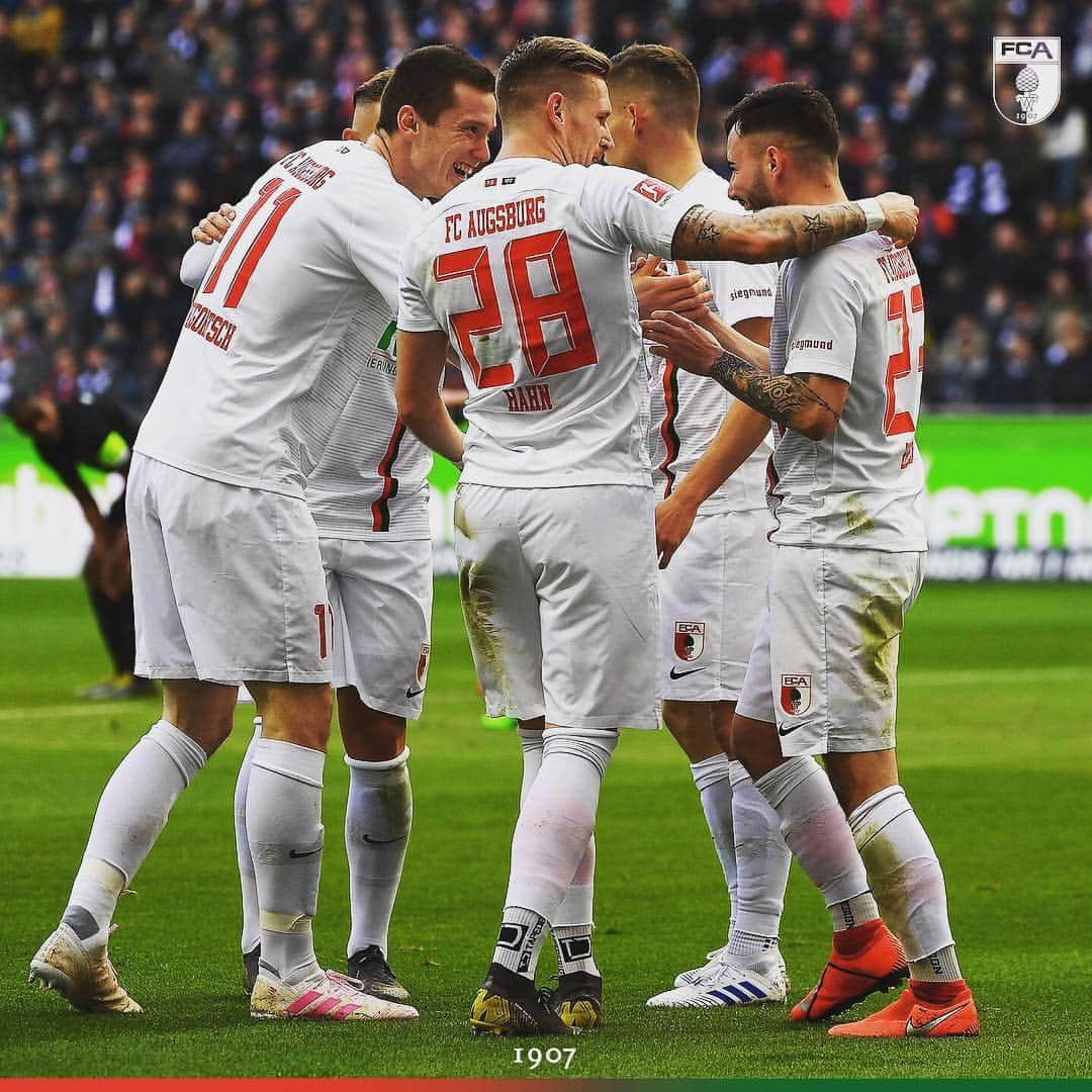 FCアウクスブルクさんのインスタグラム写真 - (FCアウクスブルクInstagram)「Super Mentalität, erstklassiger Kampf, top Wille 👉 Geiler Fußball-Sonntag!😎✊ #FCA #FCA1907 #fcaugsburg #SGEFCA」4月15日 4時50分 - fcaugsburg1907