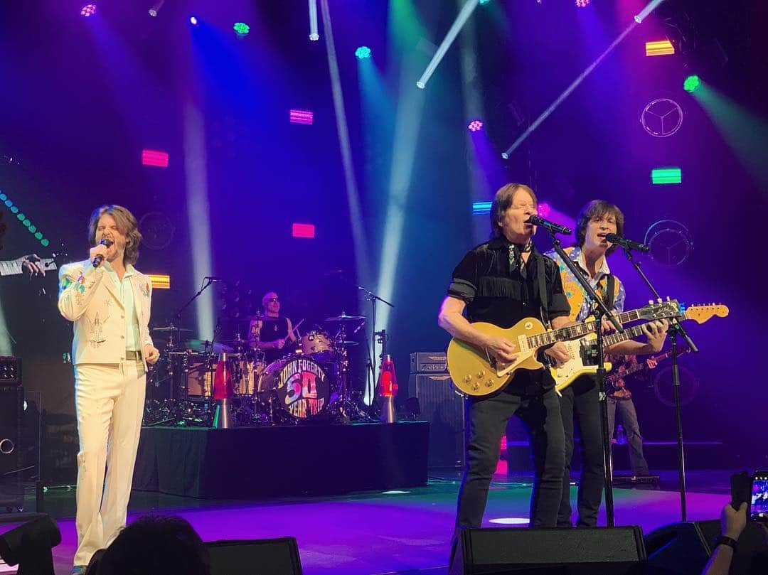 ジョン・フォガティさんのインスタグラム写真 - (ジョン・フォガティInstagram)「How lucky am I to have my sons, @shanefogerty & @tylerfogerty on stage singing and playing my songs with me?! 🎸🎤 It makes everything a greater and happier time!」4月15日 5時06分 - johnfogerty