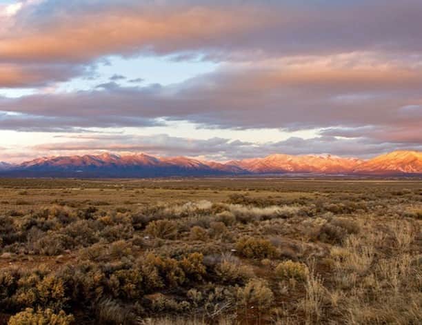 のインスタグラム：「Missing our second home today, Taos, NM. This is a special place to us. It is our inspiration and peace sanctuary. We love being there every minute. • • • Back to the city grind this week. We have some very exciting events coming up this spring and summer. Stay tuned! • • • #kstravel #krammerstoudt #ksretreat #newmexico #taos」