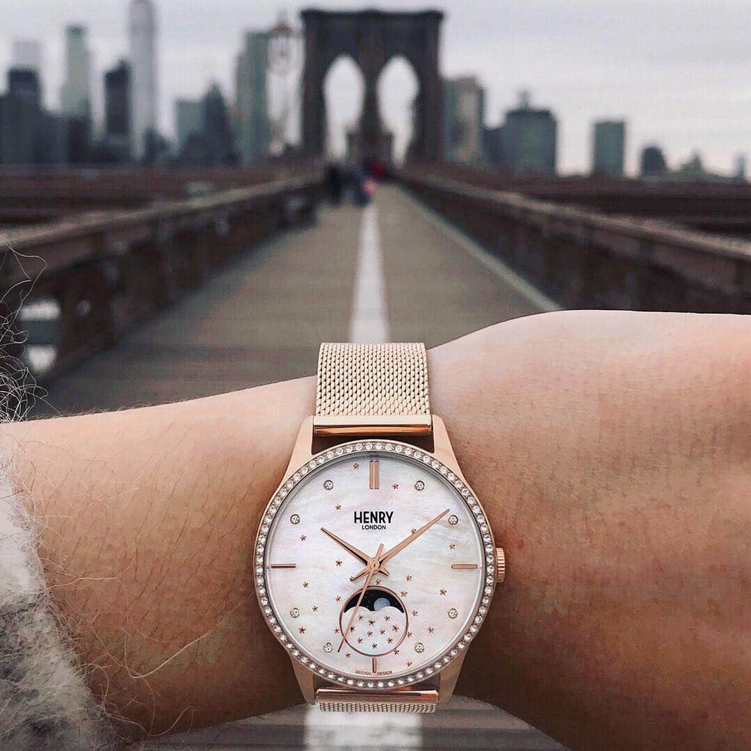 Henry London Official page of Britishさんのインスタグラム写真 - (Henry London Official page of BritishInstagram)「Looking forward to the road ahead! Our moonphase seeing the sites of NYC with @freydefleur . . . #newyork #brooklynbridge #symmetry #travel #instatravel #moonphase #moonphasewatch #watchmovement #cosmic #rosegold #watchmaker #instawatch #horology #starsign #zodiacwatch #moon #midnight #moonlight #watchaddict #calendarwatch #bluemoon #space」4月15日 5時04分 - henrywatches