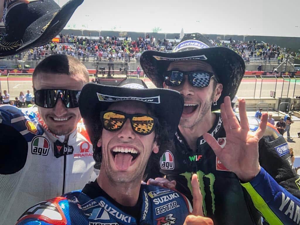 MotoGPさんのインスタグラム写真 - (MotoGPInstagram)「Your #MotoGP cowboys 🤠 // WHAT a race!! 🔥 @alexrins takes his first premier class victory and becomes the first rider to win the #AmericasGP 🇺🇸 in the three classes 🏆 @valeyellow46 steps onto the second spot on the podium 🥈 and @jackmilleraus completes the rostrum in third 🥉#AR42 #VR46 #JM43 #Motorcycle #Racing #Motorsport」4月15日 5時08分 - motogp