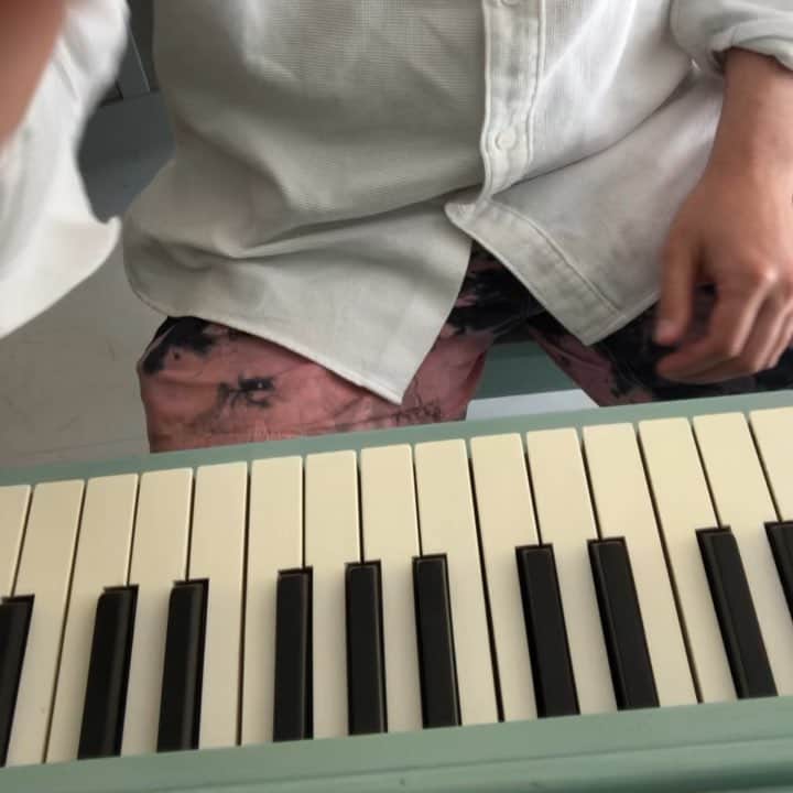 エズラ・クーニグのインスタグラム：「piano life (a lil blown out 🤷🏻‍♂️)」