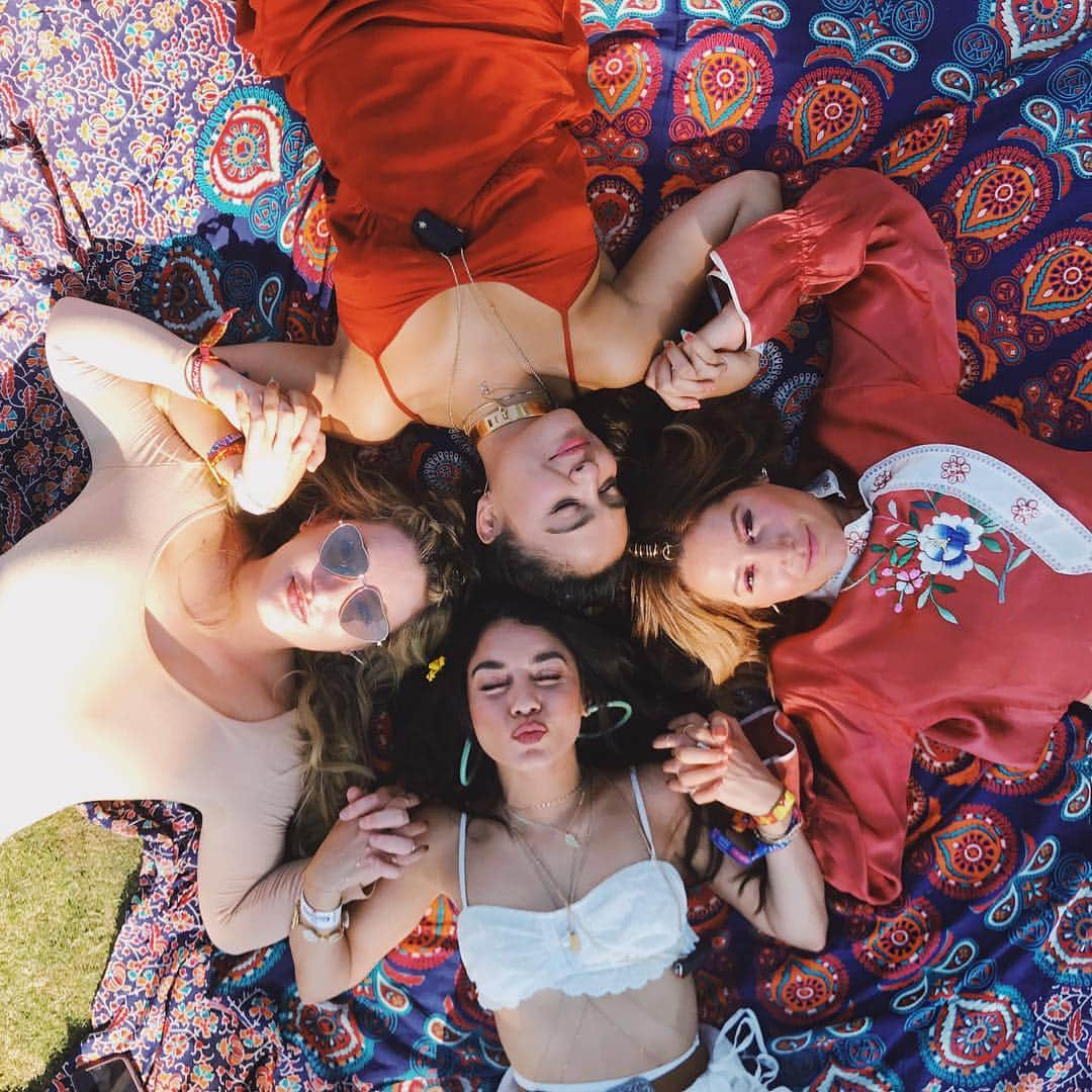 ヴァネッサ・ハジェンズさんのインスタグラム写真 - (ヴァネッサ・ハジェンズInstagram)「Good ol overhead Coachella shot with my ladiesss」4月15日 5時21分 - vanessahudgens